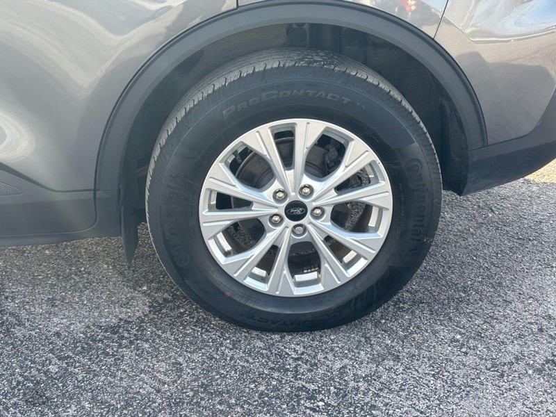 Ford Escape Vehicle Full-screen Gallery Image 11