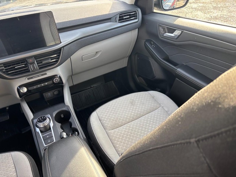 Ford Escape Vehicle Full-screen Gallery Image 15