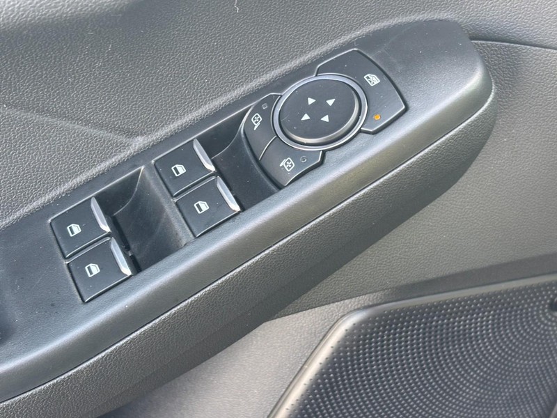 Ford Escape Vehicle Full-screen Gallery Image 16