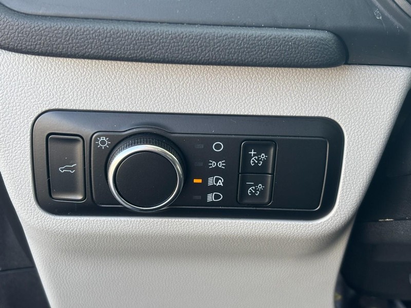 Ford Escape Vehicle Full-screen Gallery Image 17