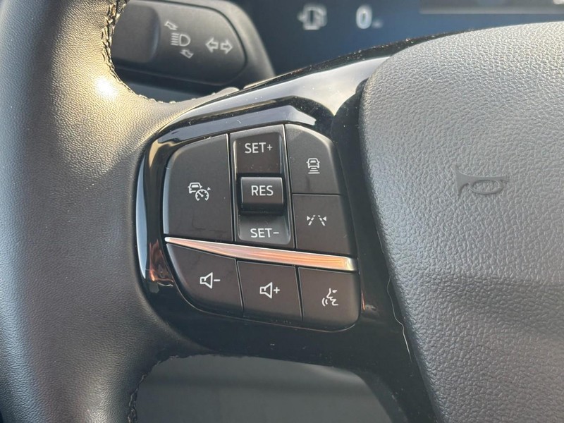 Ford Escape Vehicle Full-screen Gallery Image 18