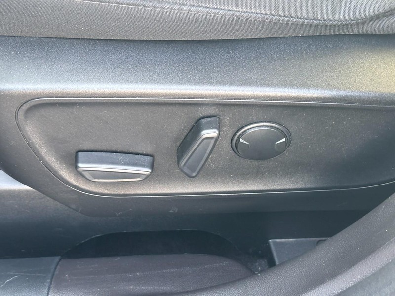 Ford Escape Vehicle Full-screen Gallery Image 25