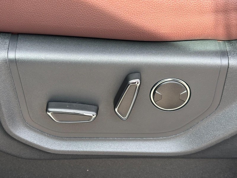 Ford Expedition Max Vehicle Image 18