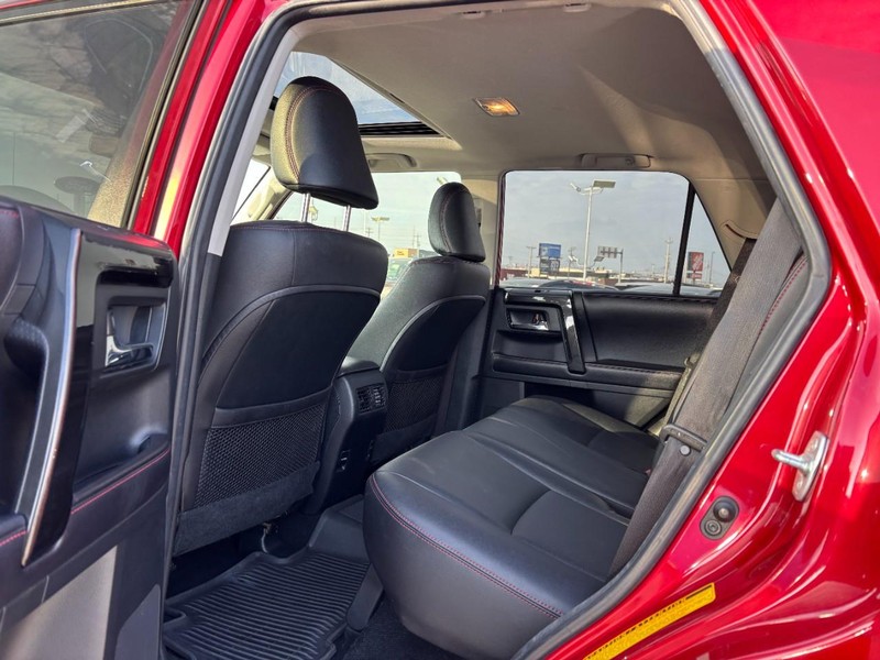 Toyota 4Runner Vehicle Full-screen Gallery Image 12