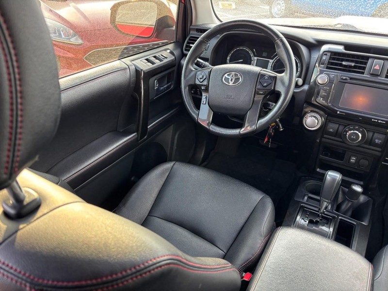 Toyota 4Runner Vehicle Full-screen Gallery Image 13