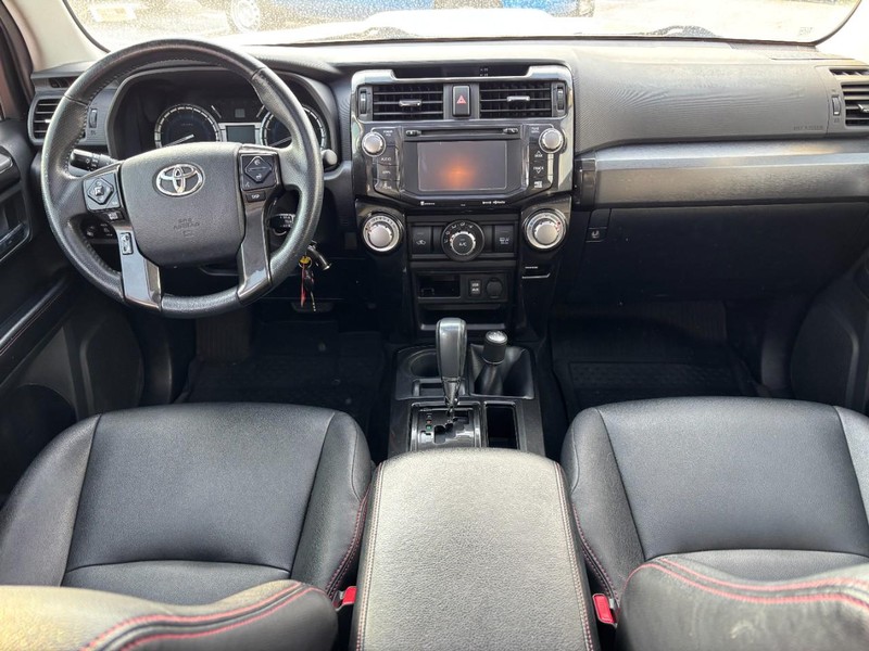 Toyota 4Runner Vehicle Full-screen Gallery Image 14