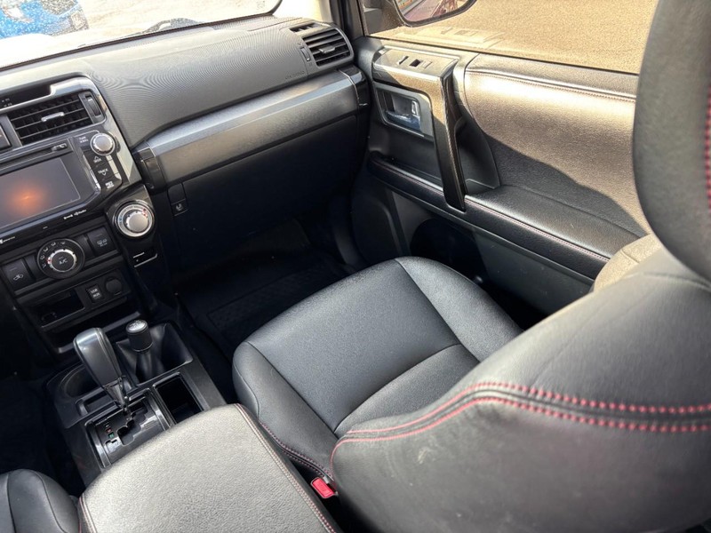 Toyota 4Runner Vehicle Full-screen Gallery Image 15