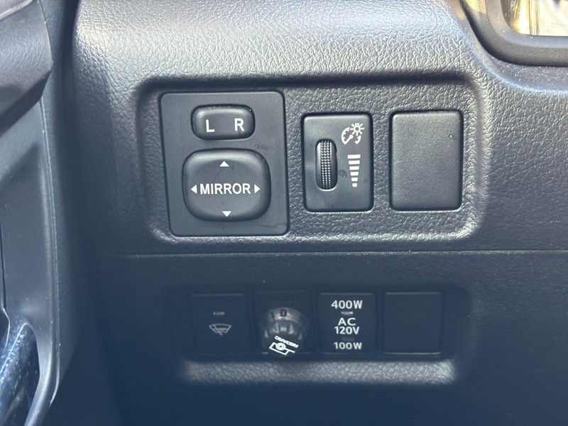 Toyota 4Runner Vehicle Full-screen Gallery Image 18