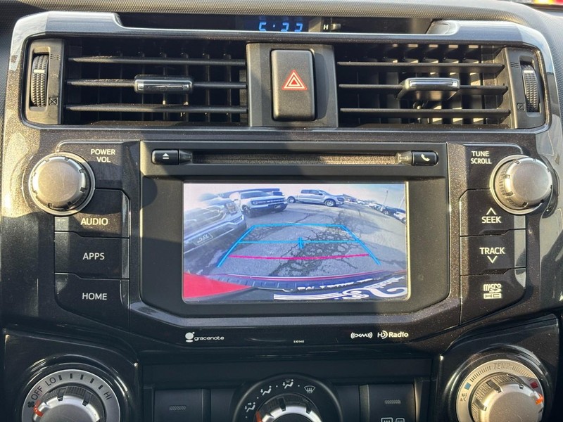 Toyota 4Runner Vehicle Full-screen Gallery Image 24