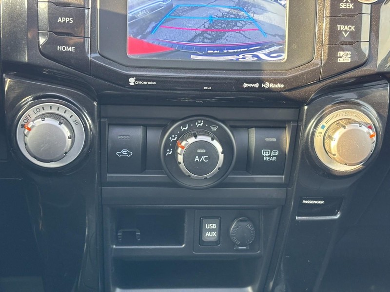 Toyota 4Runner Vehicle Full-screen Gallery Image 25