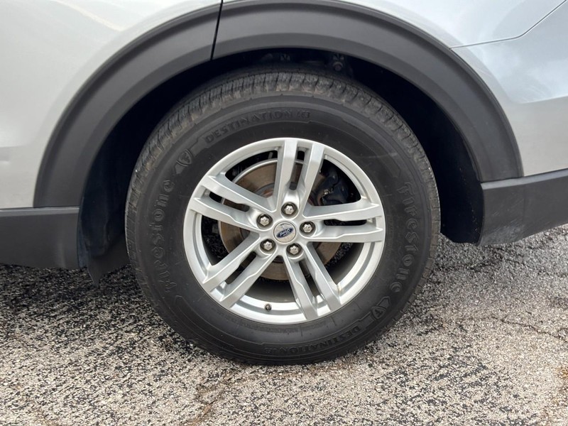 Ford Explorer Vehicle Full-screen Gallery Image 11