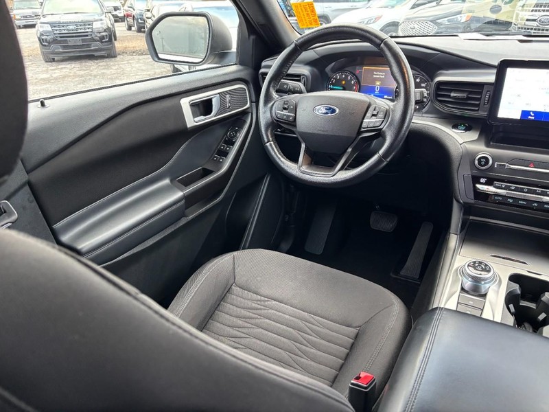 Ford Explorer Vehicle Full-screen Gallery Image 14