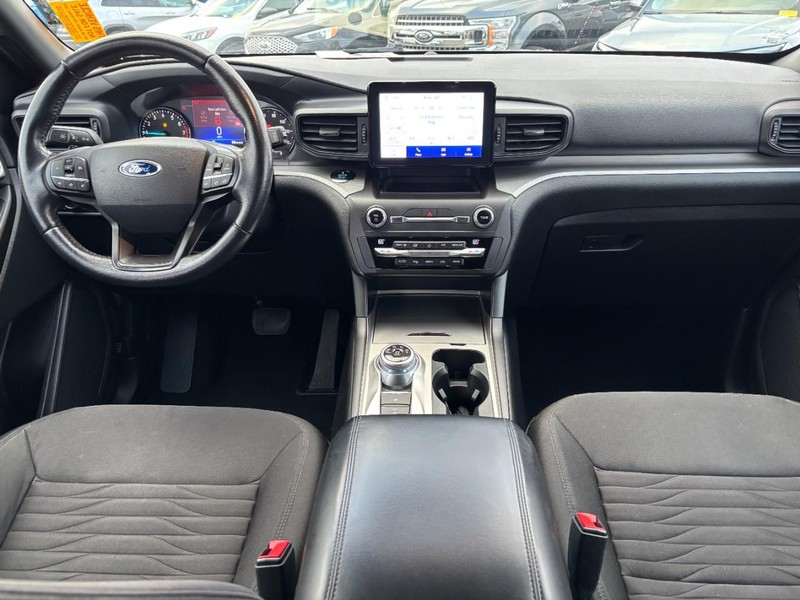 Ford Explorer Vehicle Full-screen Gallery Image 15