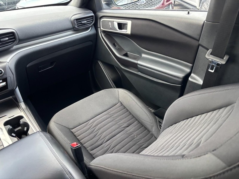 Ford Explorer Vehicle Full-screen Gallery Image 16