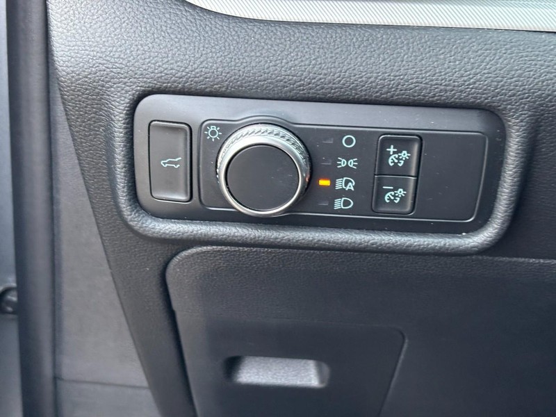 Ford Explorer Vehicle Full-screen Gallery Image 18