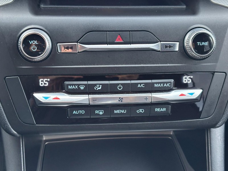 Ford Explorer Vehicle Full-screen Gallery Image 25