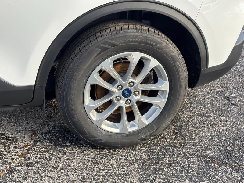 Ford Escape Vehicle Full-screen Gallery Image 11