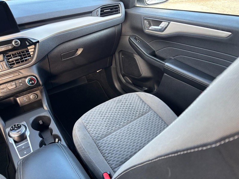 Ford Escape Vehicle Full-screen Gallery Image 15