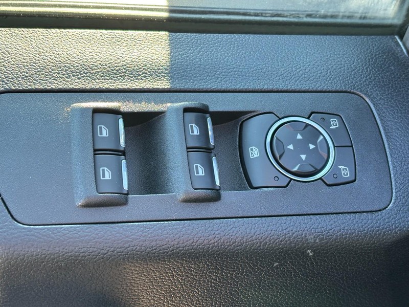 Ford F-150 Vehicle Full-screen Gallery Image 17