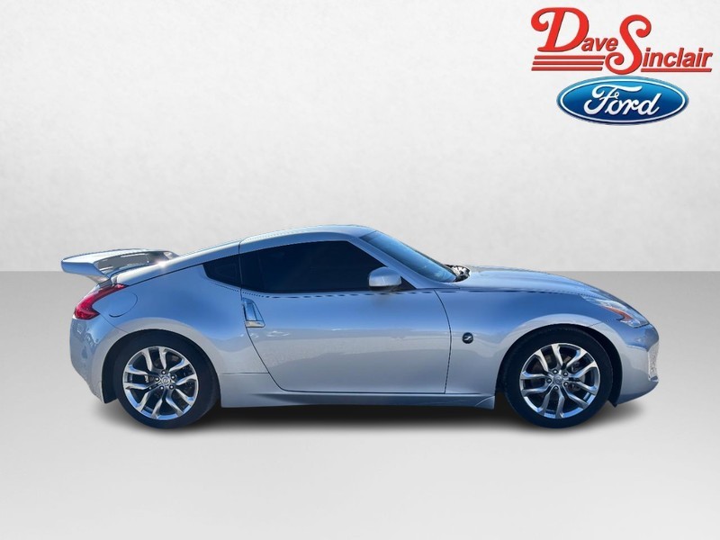 Nissan 370Z Vehicle Full-screen Gallery Image 05