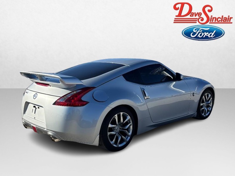 Nissan 370Z Vehicle Full-screen Gallery Image 07