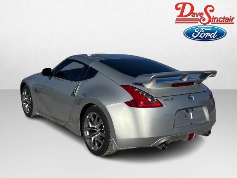 Nissan 370Z Vehicle Full-screen Gallery Image 09