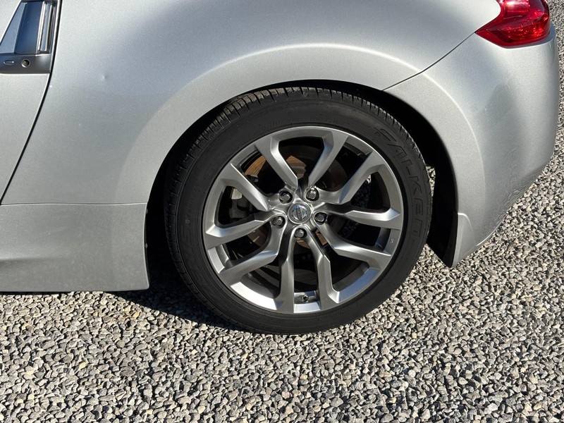 Nissan 370Z Vehicle Full-screen Gallery Image 11