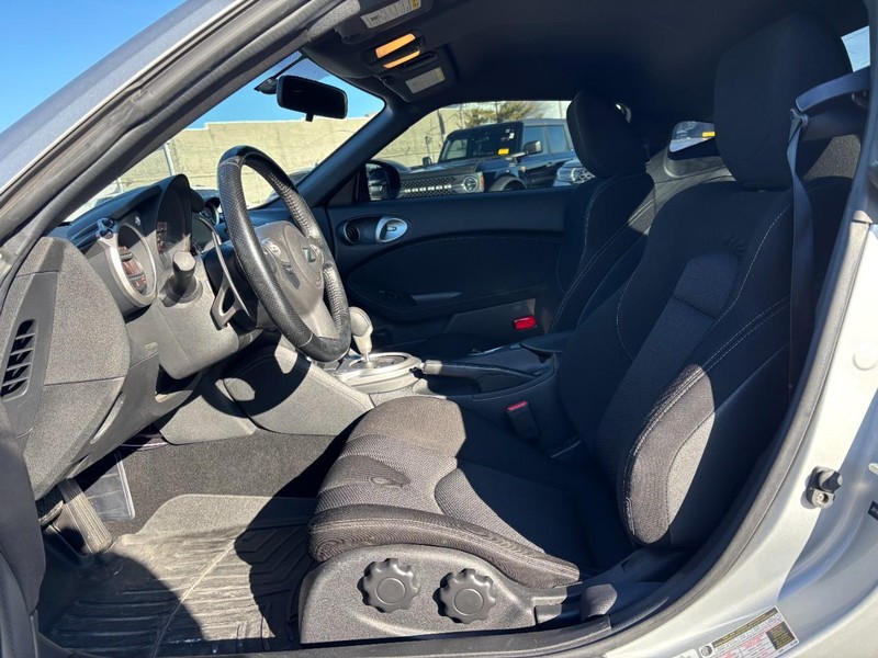 Nissan 370Z Vehicle Full-screen Gallery Image 12