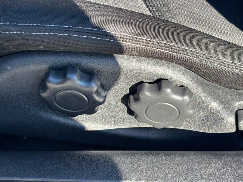 Nissan 370Z Vehicle Full-screen Gallery Image 13