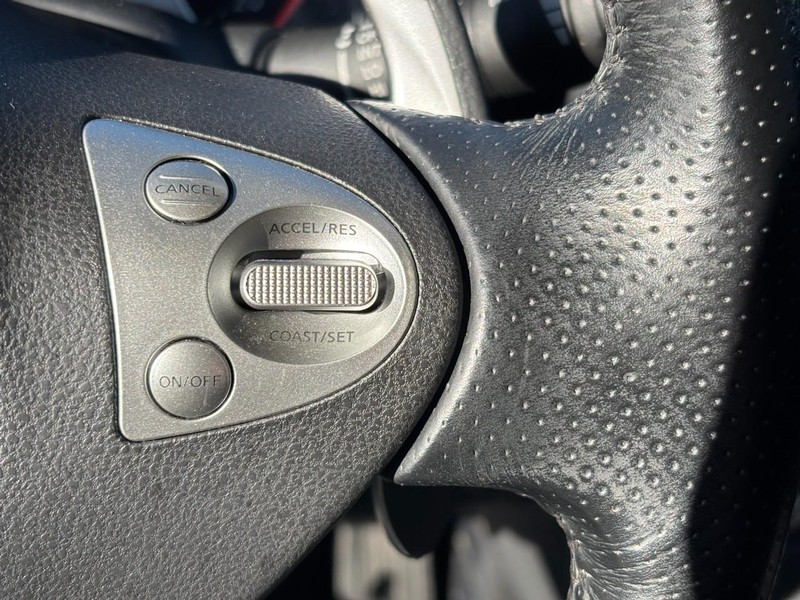 Nissan 370Z Vehicle Full-screen Gallery Image 17