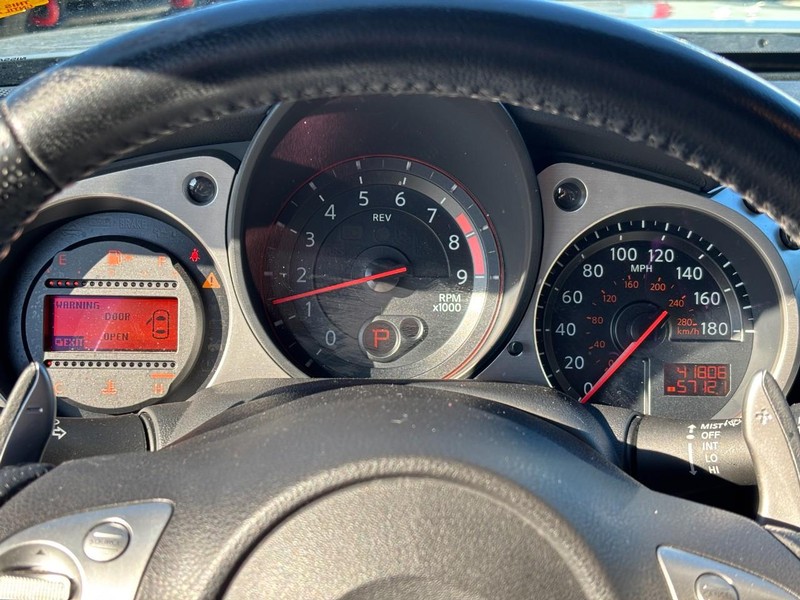 Nissan 370Z Vehicle Full-screen Gallery Image 18