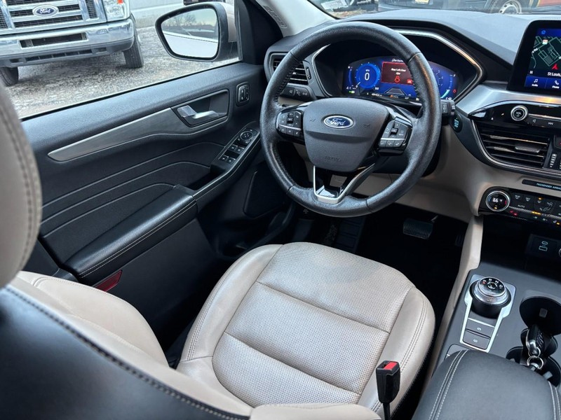 Ford Escape Vehicle Full-screen Gallery Image 13