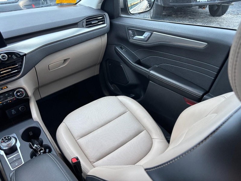 Ford Escape Vehicle Full-screen Gallery Image 15