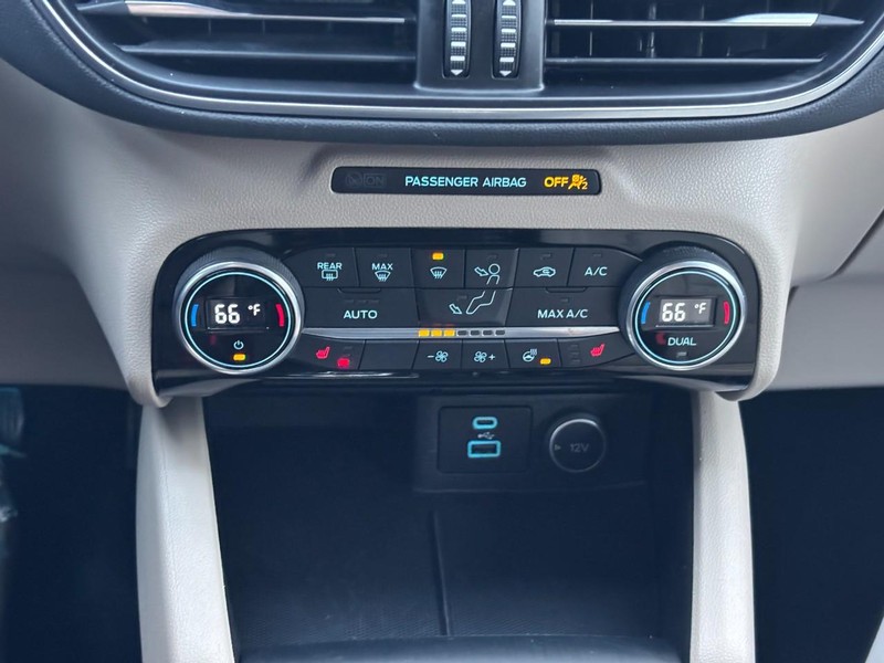 Ford Escape Vehicle Full-screen Gallery Image 24