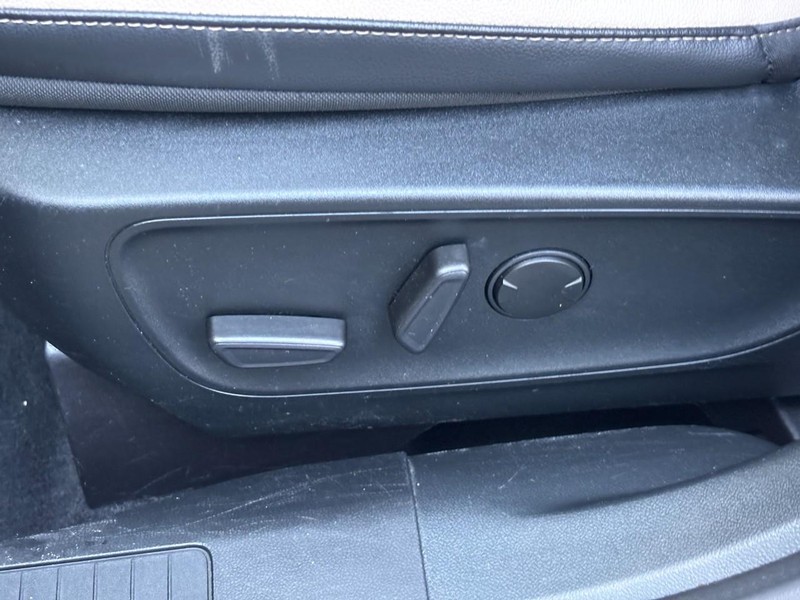 Ford Escape Vehicle Full-screen Gallery Image 25