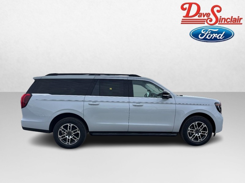 Ford Expedition Max Vehicle Full-screen Gallery Image 05