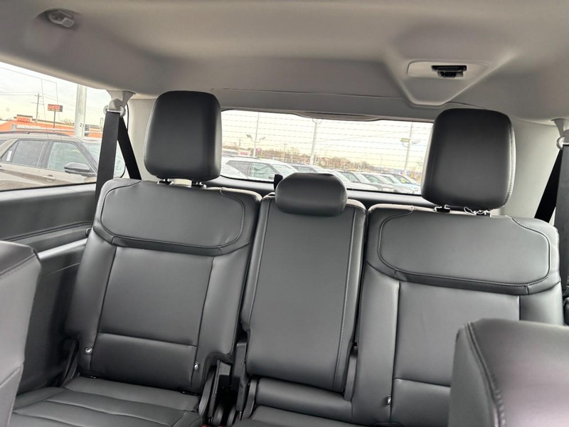 Ford Expedition Max Vehicle Full-screen Gallery Image 12