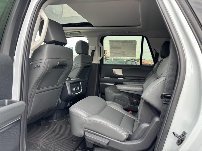 Ford Expedition Max Vehicle Full-screen Gallery Image 13