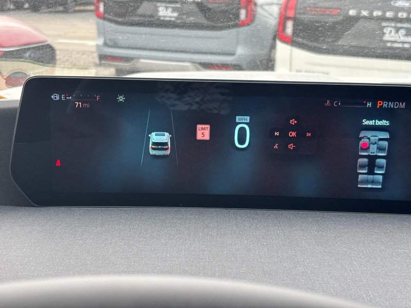 Ford Expedition Max Vehicle Full-screen Gallery Image 24