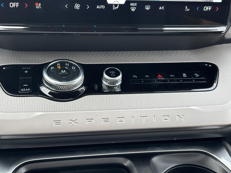 Ford Expedition Max Vehicle Full-screen Gallery Image 28