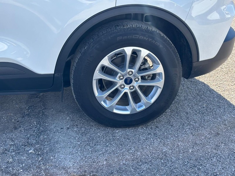 Ford Escape Vehicle Full-screen Gallery Image 11