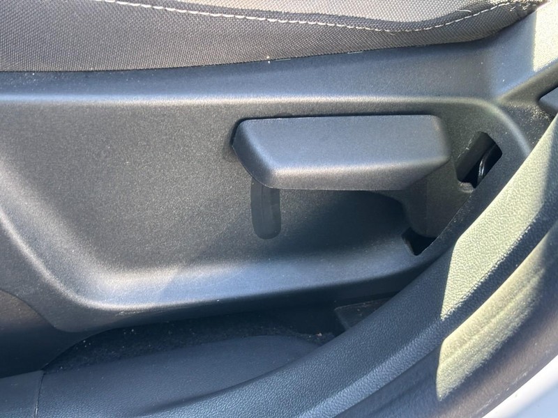 Ford Escape Vehicle Full-screen Gallery Image 16