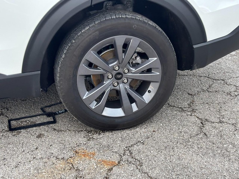 Ford Explorer Vehicle Full-screen Gallery Image 11