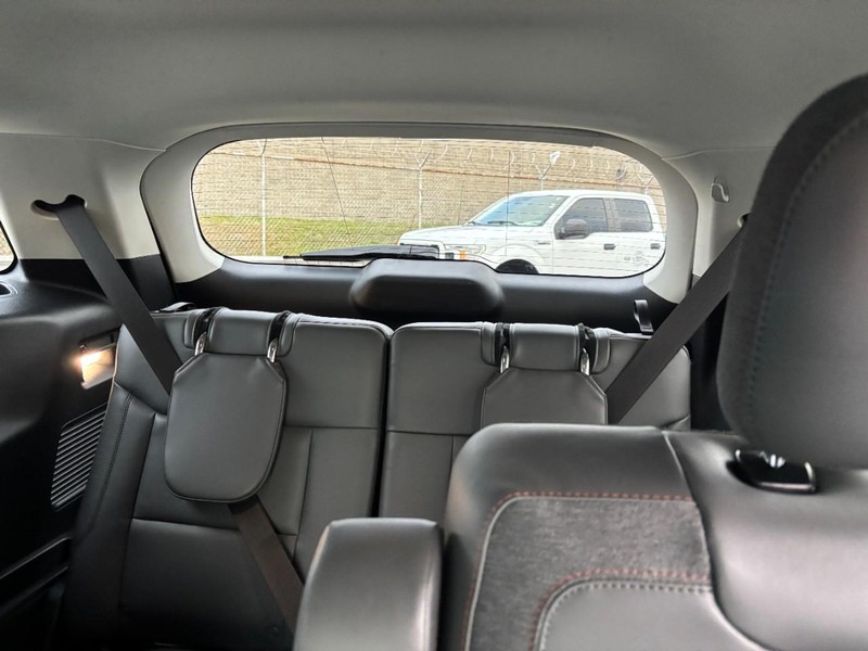 Ford Explorer Vehicle Full-screen Gallery Image 12