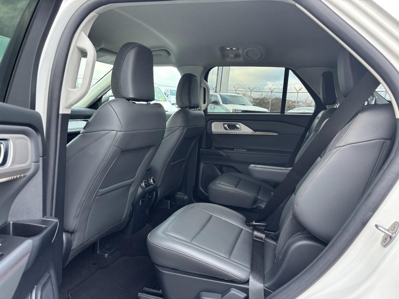 Ford Explorer Vehicle Full-screen Gallery Image 13