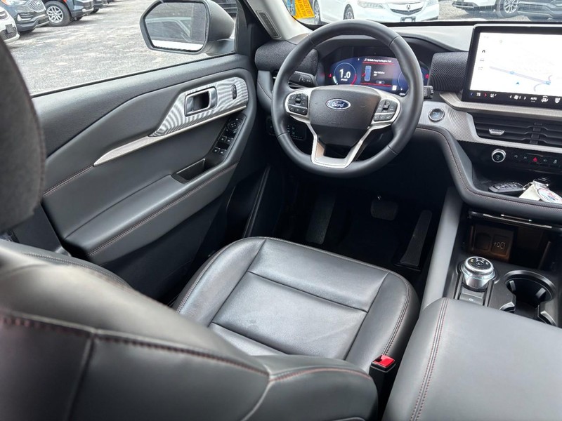 Ford Explorer Vehicle Full-screen Gallery Image 14