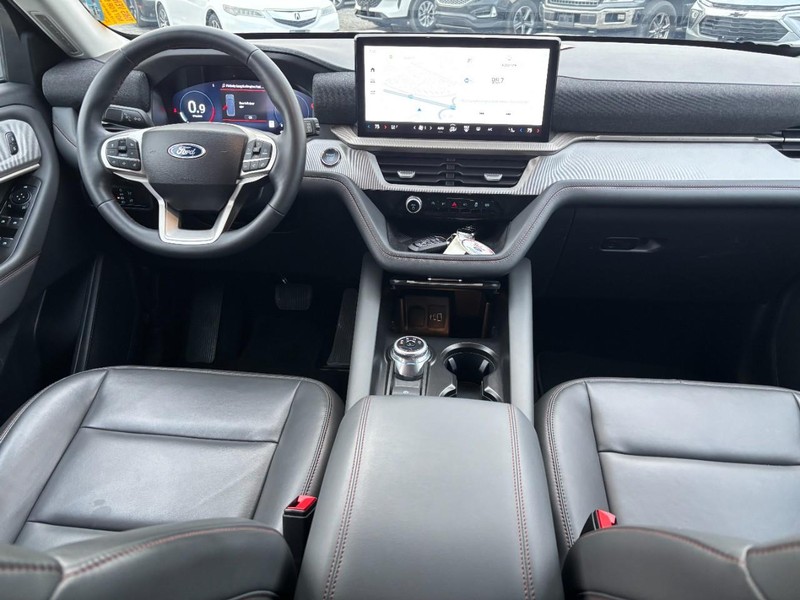 Ford Explorer Vehicle Full-screen Gallery Image 15