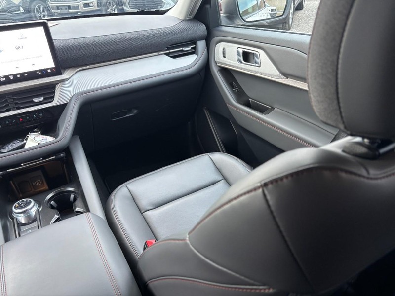 Ford Explorer Vehicle Full-screen Gallery Image 16