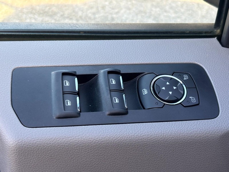 Ford F-150 Vehicle Full-screen Gallery Image 16