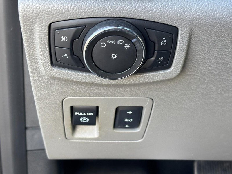 Ford F-150 Vehicle Full-screen Gallery Image 17